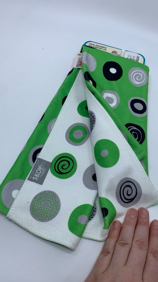 NIP REVERSIBLE GREEN KITCHEN TOWEL.