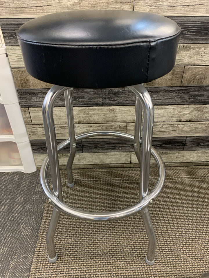 4 METAL W/BLACK CUSHIONS STOOLS.