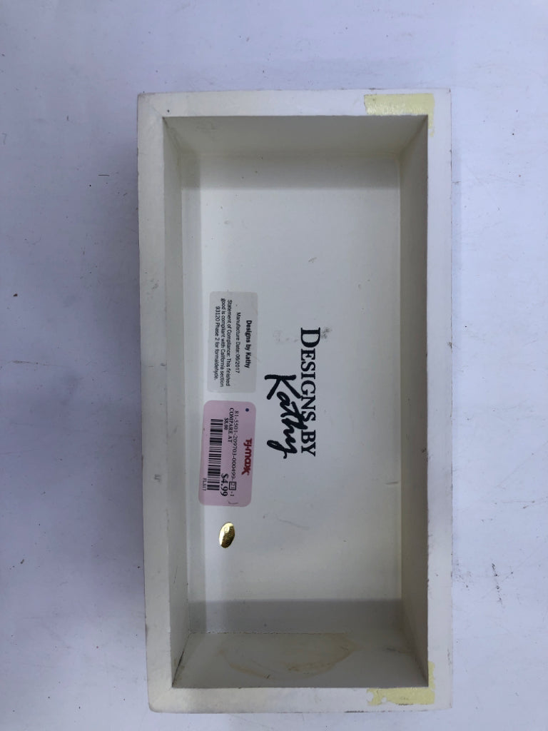 FAMILY CREAM BLOCK SIGN.