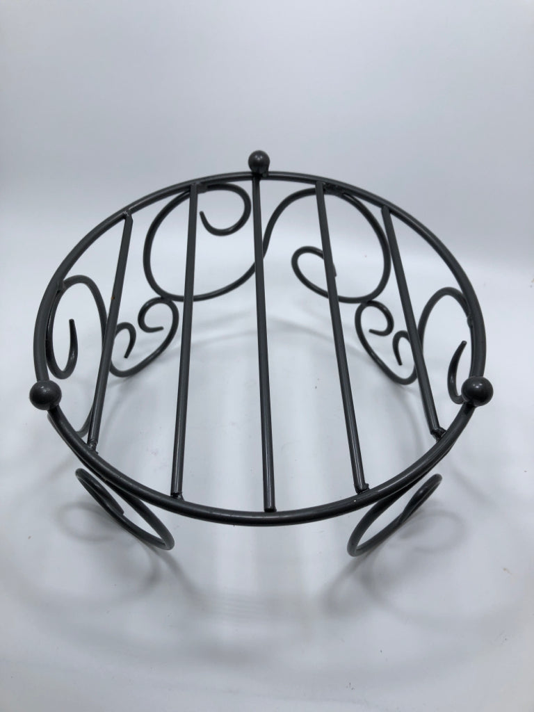 METAL SCROLL DESSERT PLATE HOLDER.