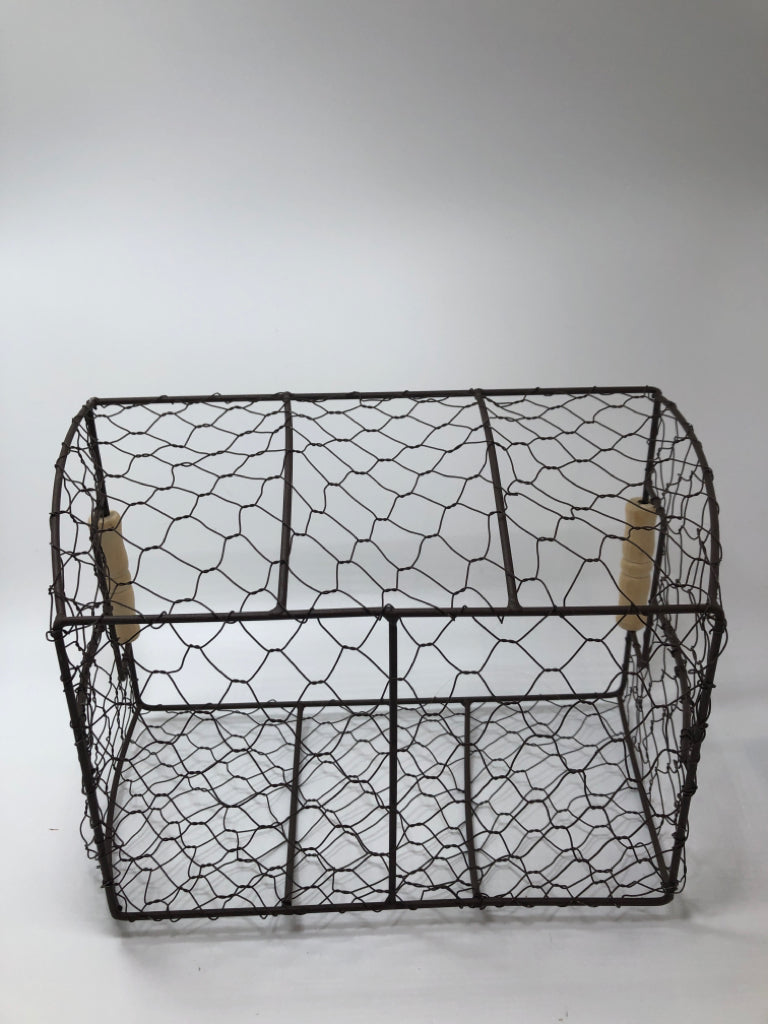 BROWN WIRE BASKET W/DOWEL HANDLES.