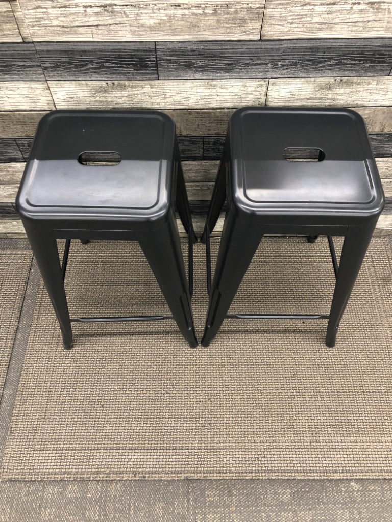 2 INDUSTRIAL BLACK METAL BAR STOOLS.
