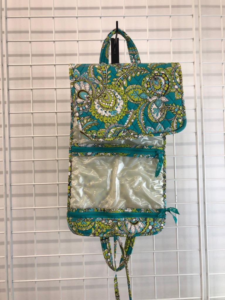 VERA BRADLEY HANGING TRAVEL ORGANIZER.