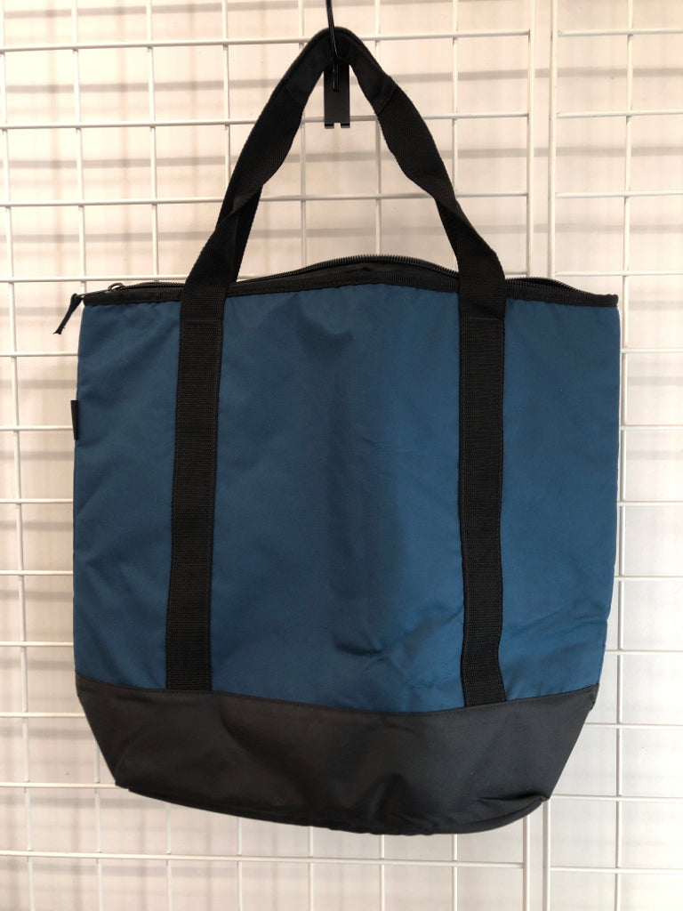 NWT BEACH THERAPY COOLER TOTE.