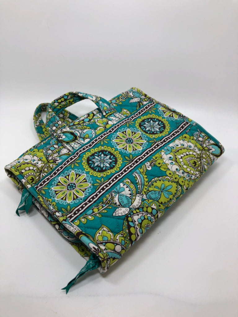VERA BRADLEY HANGING TRAVEL ORGANIZER.