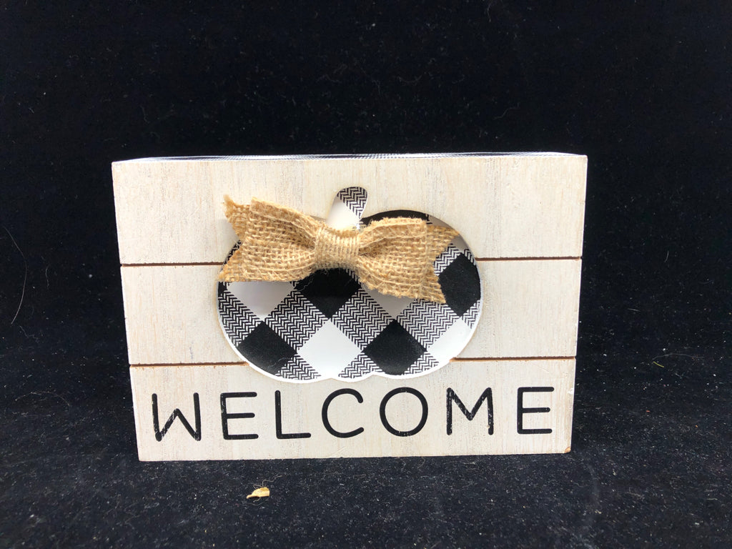 BUFFALO PLAID PUMPKIN WELCOME SIGN.