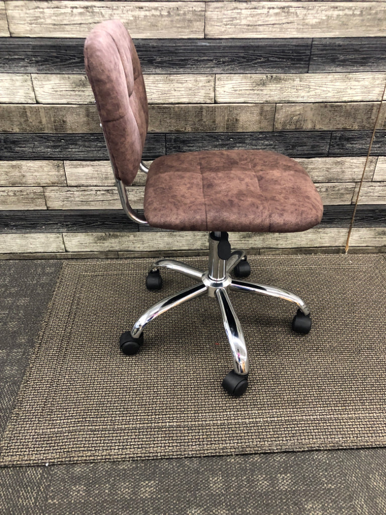 CHOCOLATE SWIVEL OFFICE CHAIR W/ SILVER METAL DETAILS.