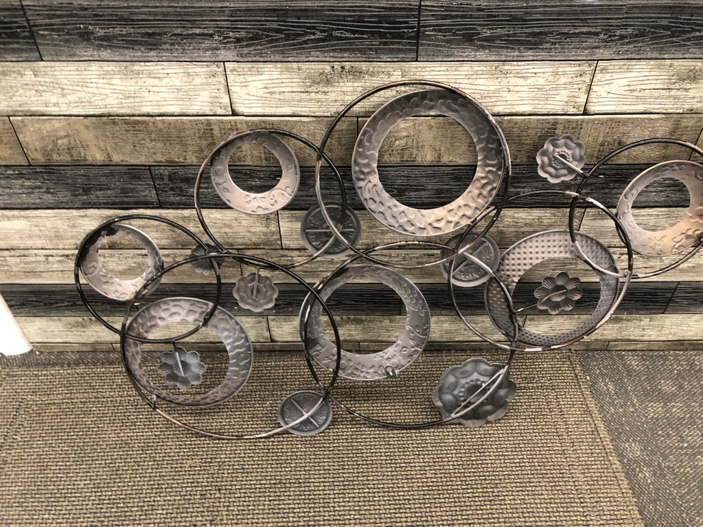 METAL CIRCULAR FLORAL WALL DECOR W/BLUE & WHITE CIRCLES.