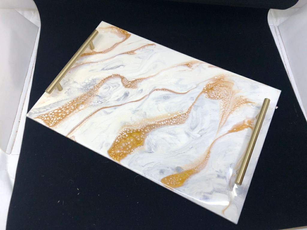 MARBLE PRINT RESIN SERVING TRAY W/GOLD HANDLES.
