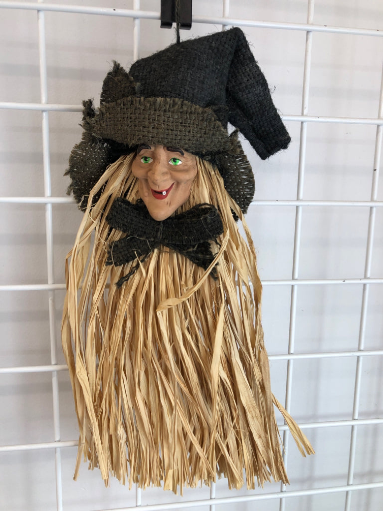 WITCH HEAD W/STRAW BODY HALLOWEEN DECOR.