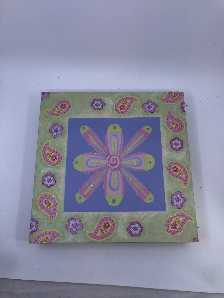 SQUARE CANVAS SPARKLE FLOWERS.