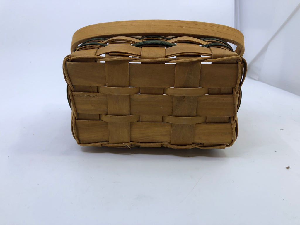 BLONDE & GREEN WEAVE BASKET WITH SNOWMEN LID.
