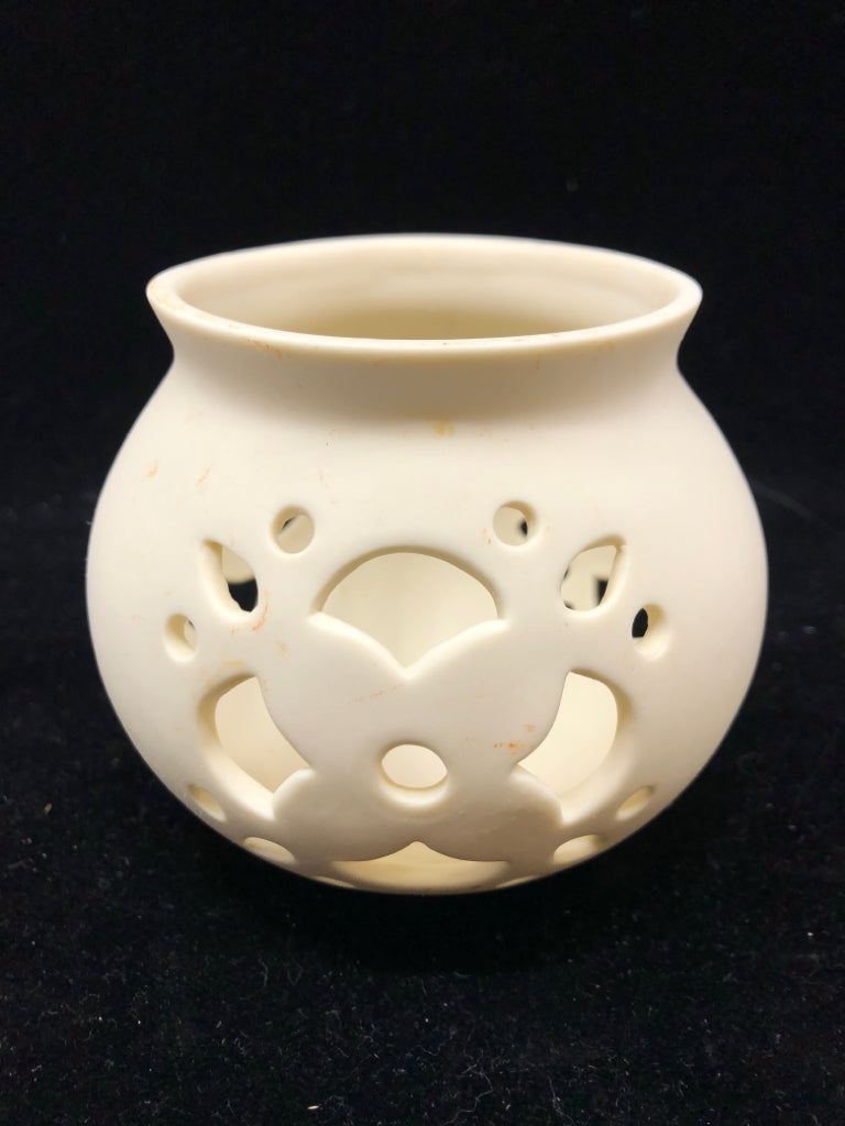 ROUND CREAM CERAMIC TEA LIGHT HOLDER.
