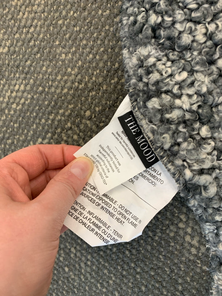GRAY FAUX FUR ACCENT RUG.