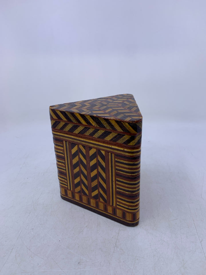 TRIANGLE MULTI COLORED STORAGE BOX.