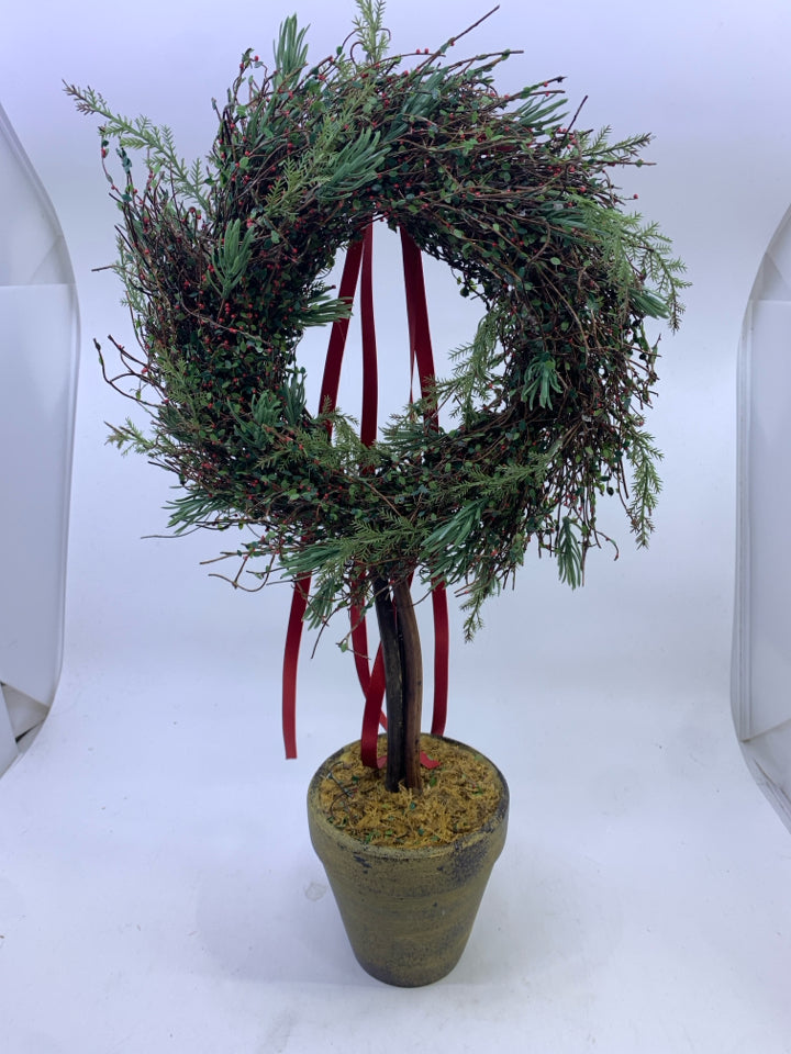 SMALL WREATH IN PLANTER.