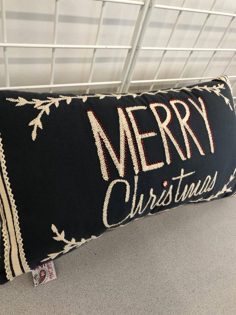 MERRY CHRISTMAS EMBROIDERED PILLOW.