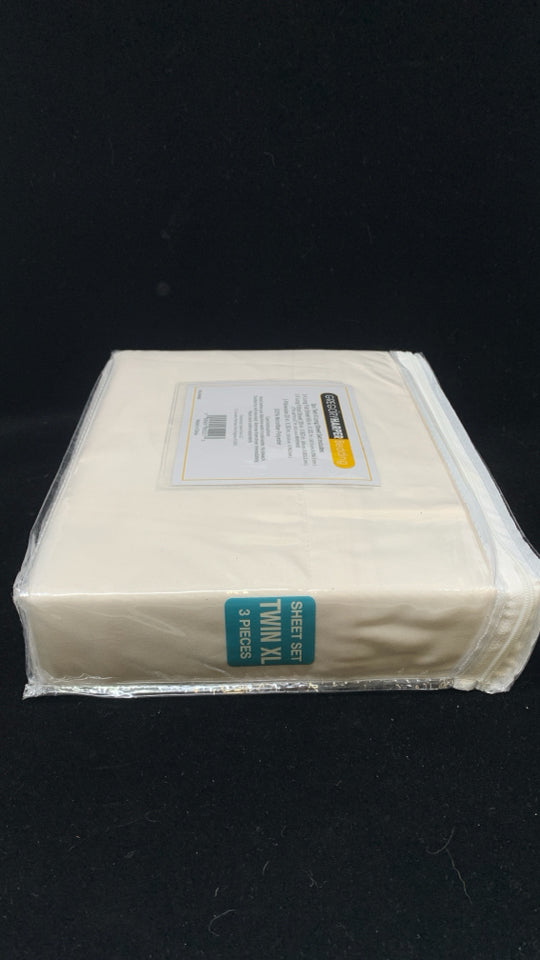 NIP TWIN XL CREAM SHEET SET.