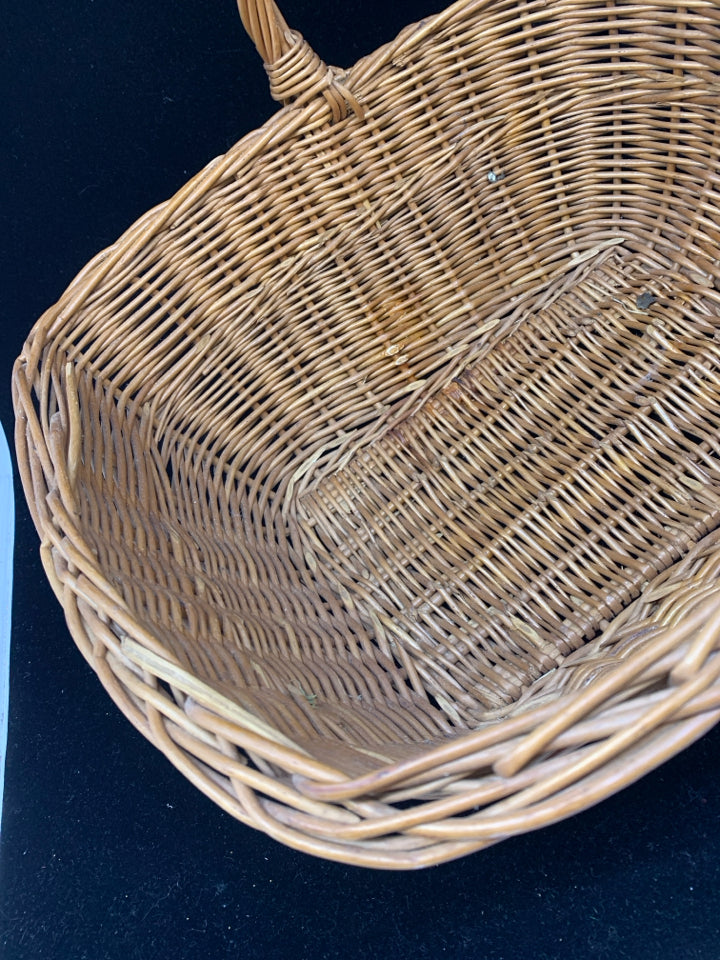 WICKER GATHERING BASKET W A HANDLE.