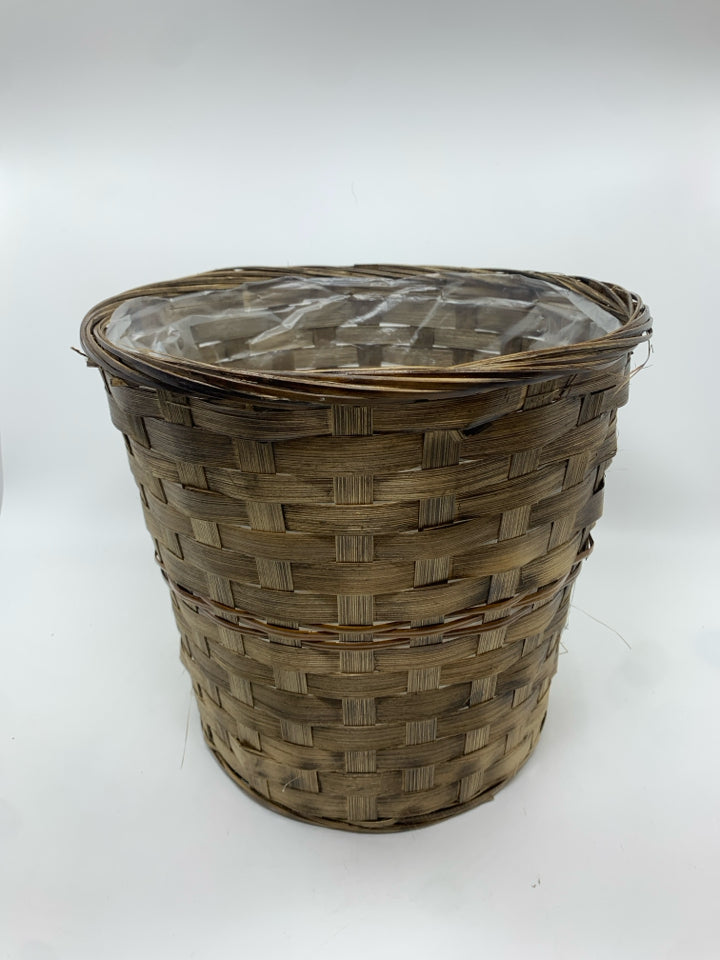 BROWN WOVEN WICKER PLANTER.