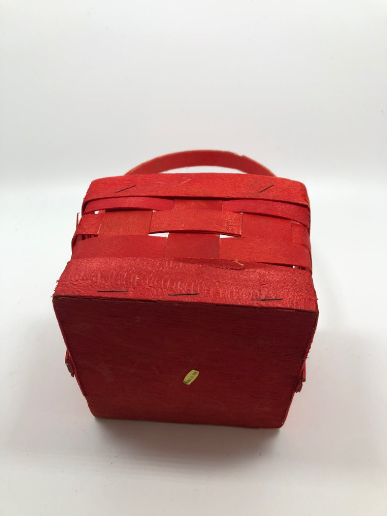 SMALL RED SQUARE WOVEN BASKET.