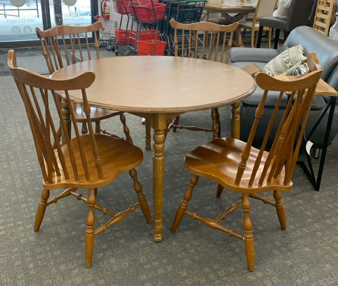 ROUND OAK WOOD TABLE W/ 4 CHAIRS AND 2 LEAVES.