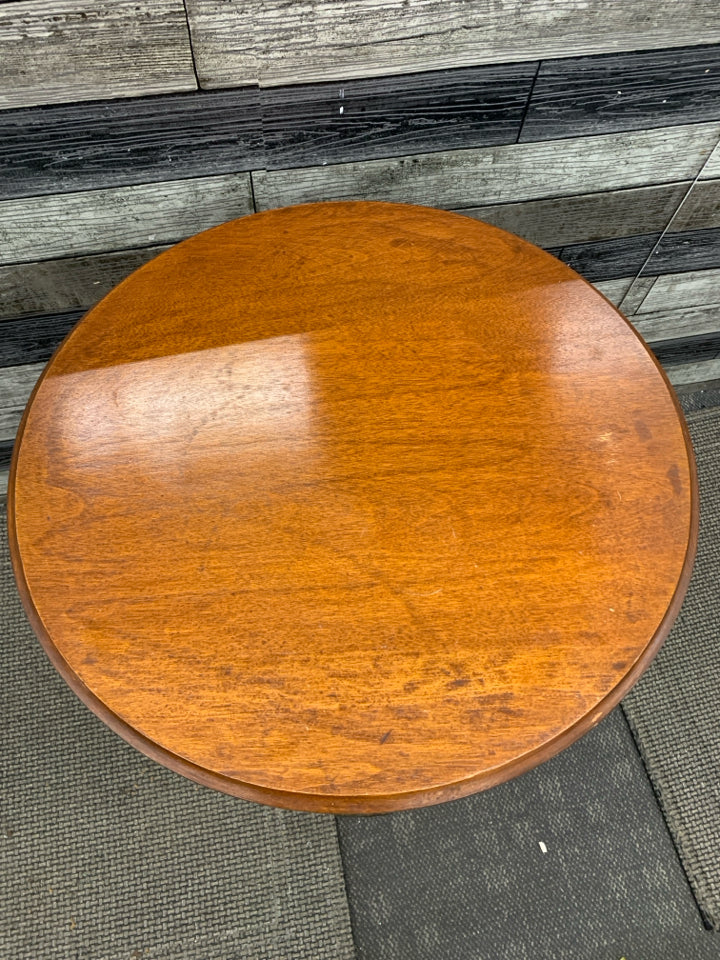 VTG ROUND END TABLE W/DRAWER.