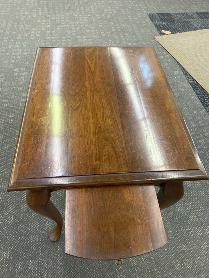 VTG WOODEN SIDE TABLE W/PULL-OUT TRAY.