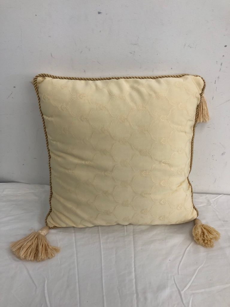 CREAM PILLOW W/ TASSELS.