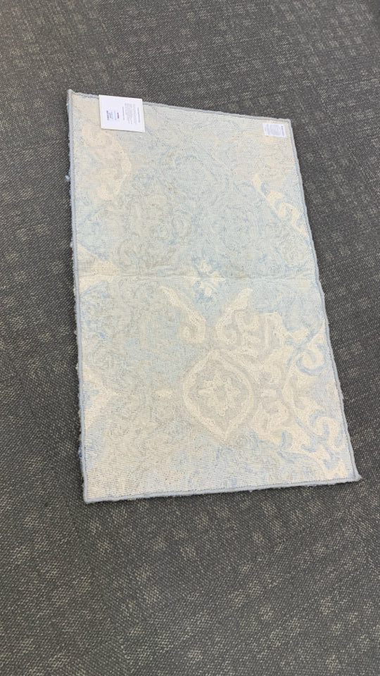 NWT BLUE WAVERLY ACCENT RUG.
