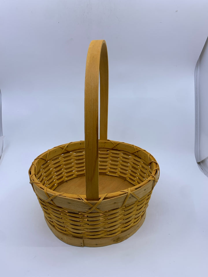 FLAT BASKET W/HANDLE.