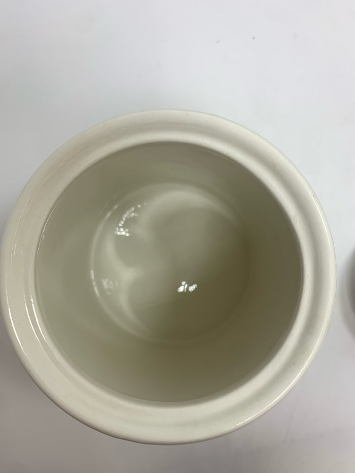 WHITE CERAMIC SUGAR JAR W/LID.