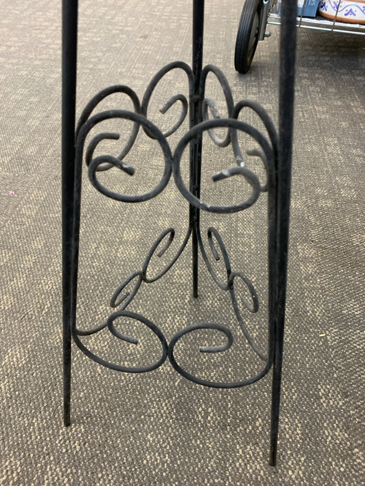 METAL SUNDIAL GARDEN DECOR.