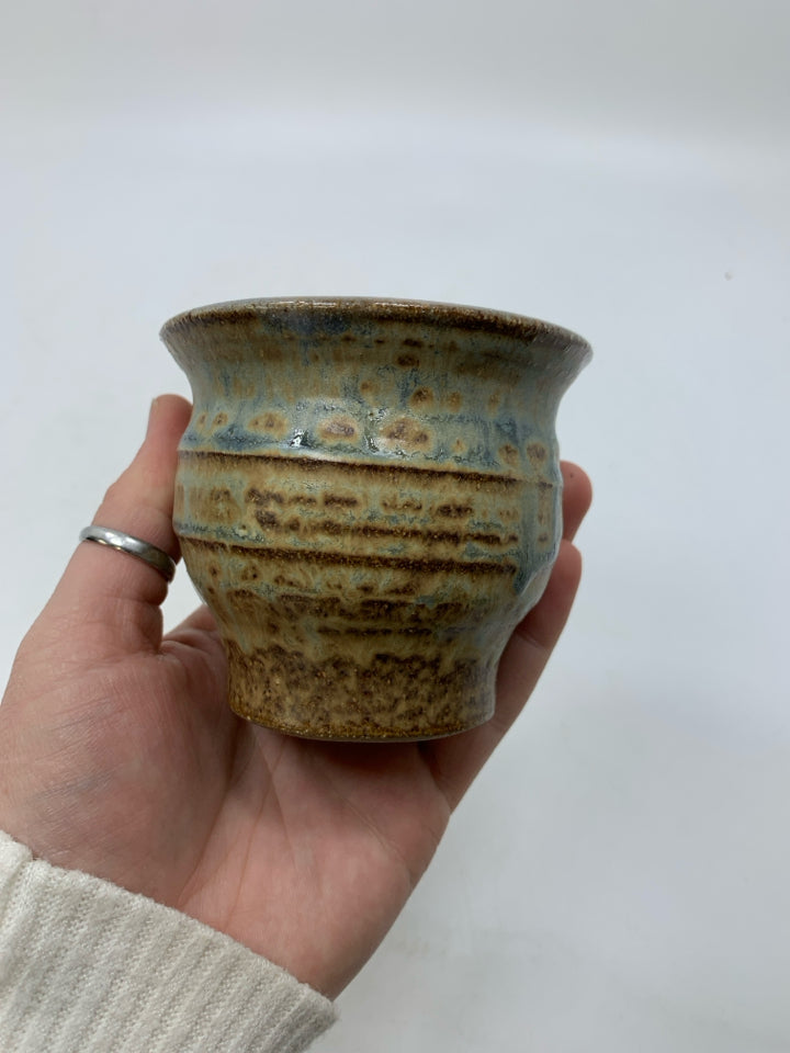 SMALL POTTERY PLANTER BROWN/BLUE LINES.