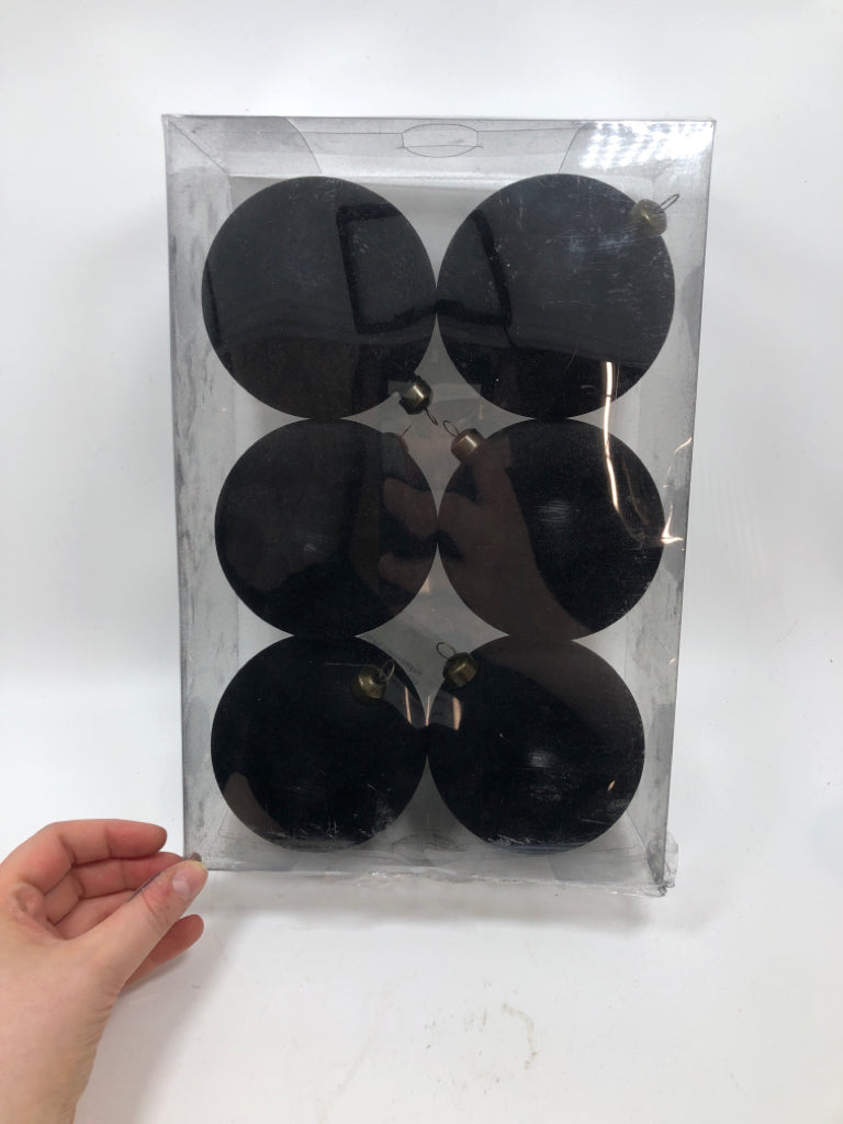 6 BLACK VELVET ORNAMENTS IN BOX.