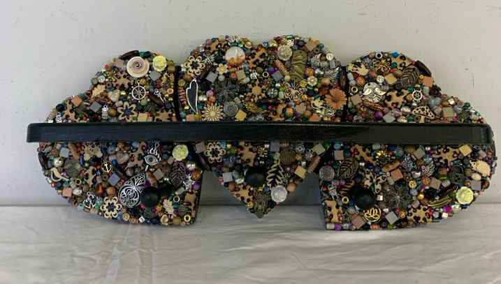 EMBELLISHED BUTTONS BLACK 3 HEART SHELF W/ HOOKS.