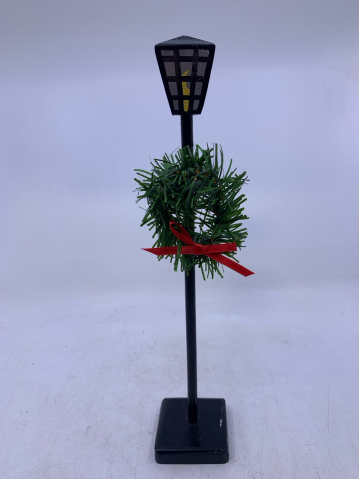 COUNTRY CAROLERS WOOD LIGHT POST W/ WREATH/ 12 "H