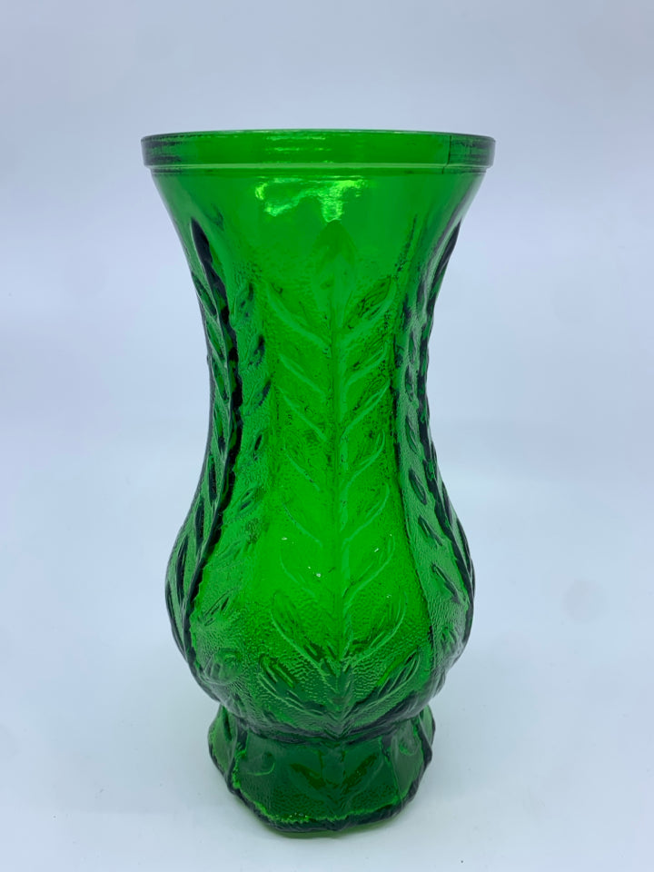 VTG GREEN GLASS FOOTED VASE W/ EMBOSSED LEAF PATTERN.