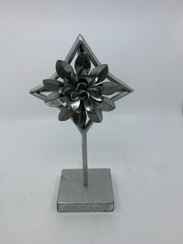 SILVER FLOWER STANDING TABLE DECOR.