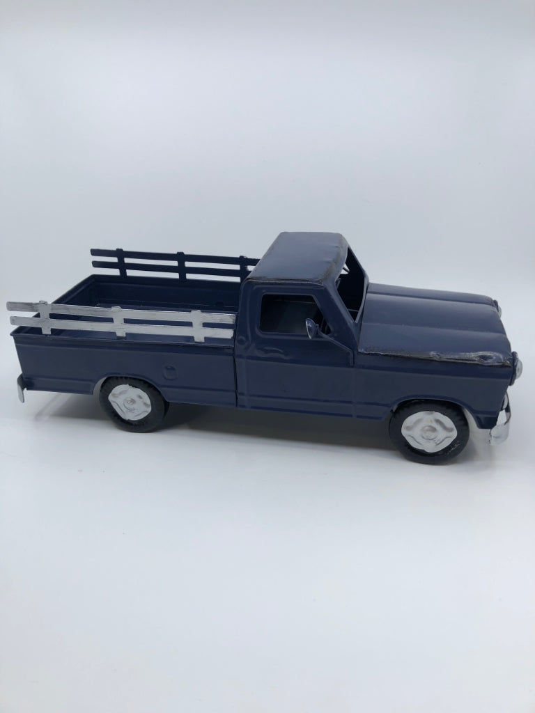 BLUE METAL DECORATIVE PICK UP TRUCK.