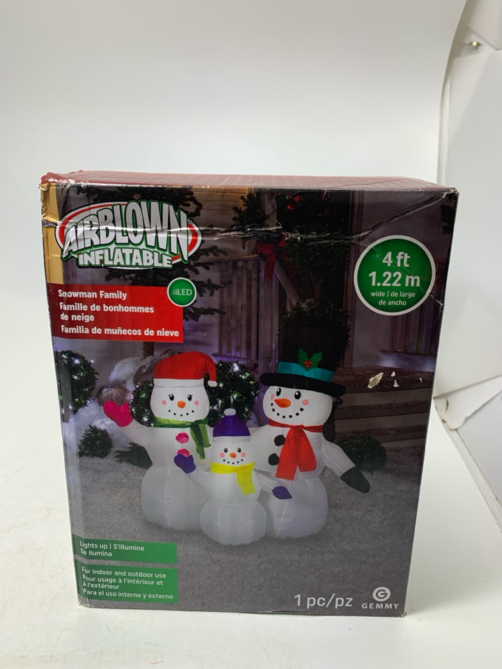NIB SNOWMAN FAMILY INFLATABLE.