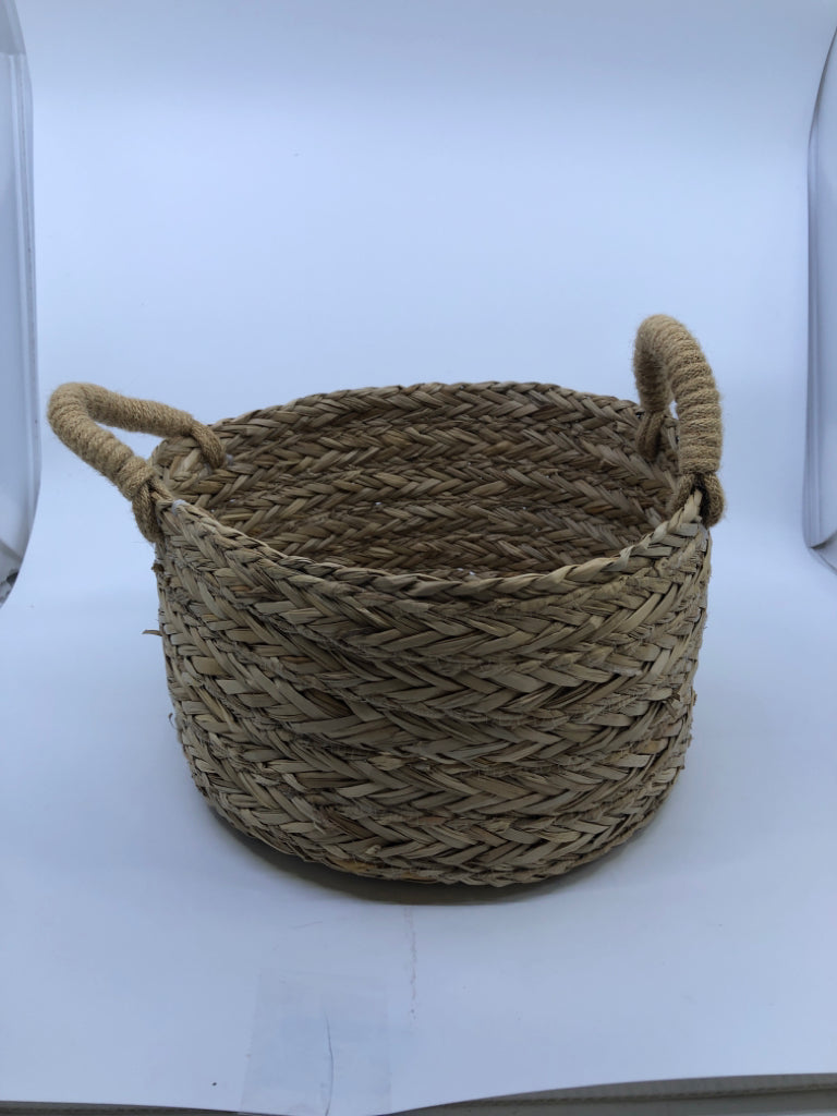 BRAIDED DETAILED WOVEN BASKET W/ BURLAP ROPE HANDLES.