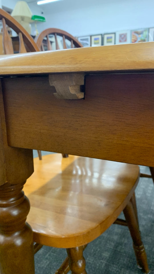 OAK WOOD KITCHEN TABLE W/4 CHAIRS+ SELF STORING LEAF.