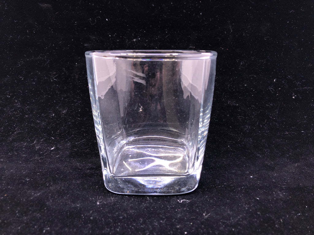 6 SHORT CLEAR GLASSES W/ SQUARE BOTTOM.