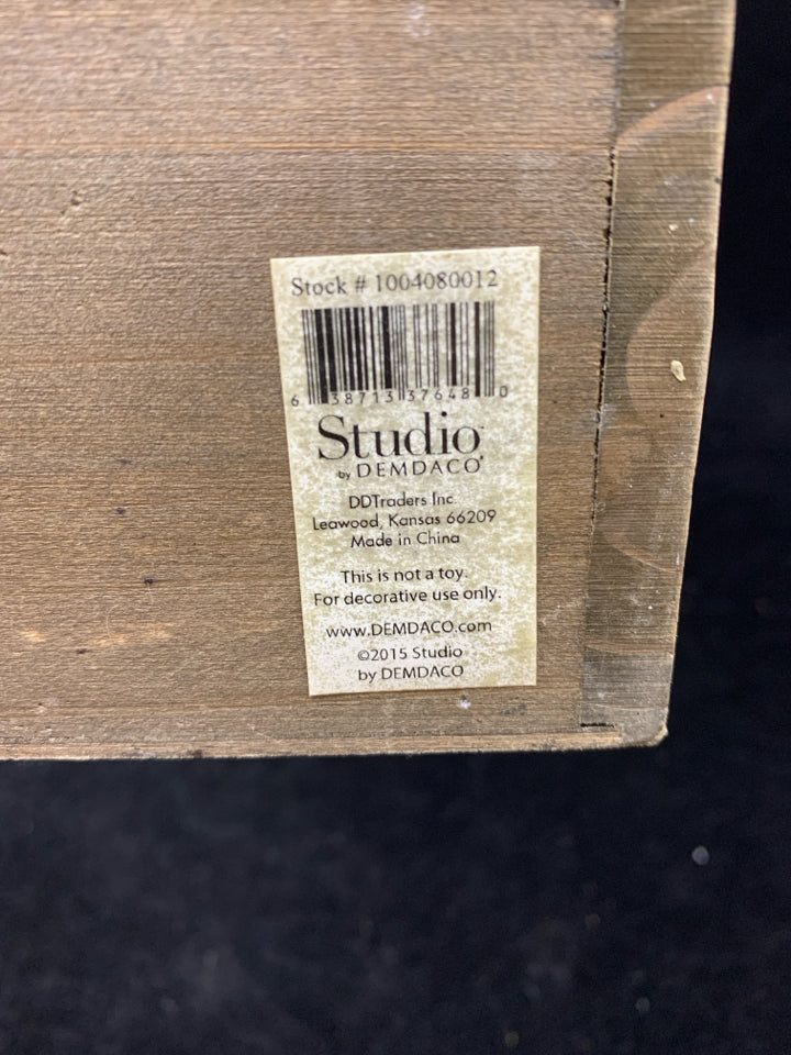 LIGHT UP LOVE AND WINE DECOR.