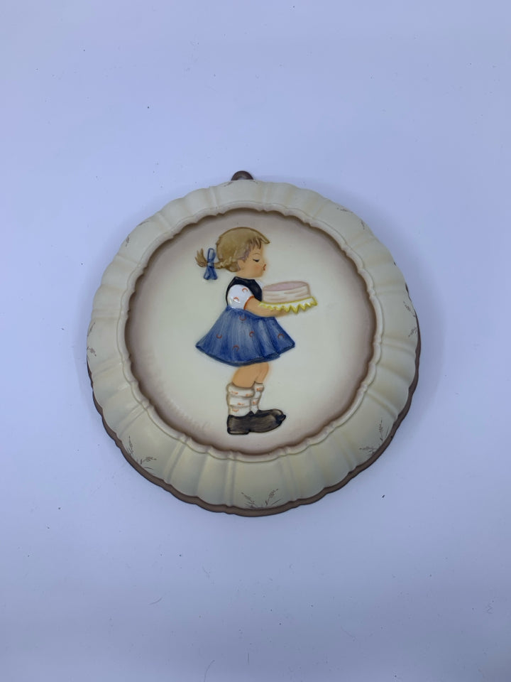 VTG HUMMEL "SWEET AS CAN BE" 1989 WALL PLAQUE/CAKE MOLD.