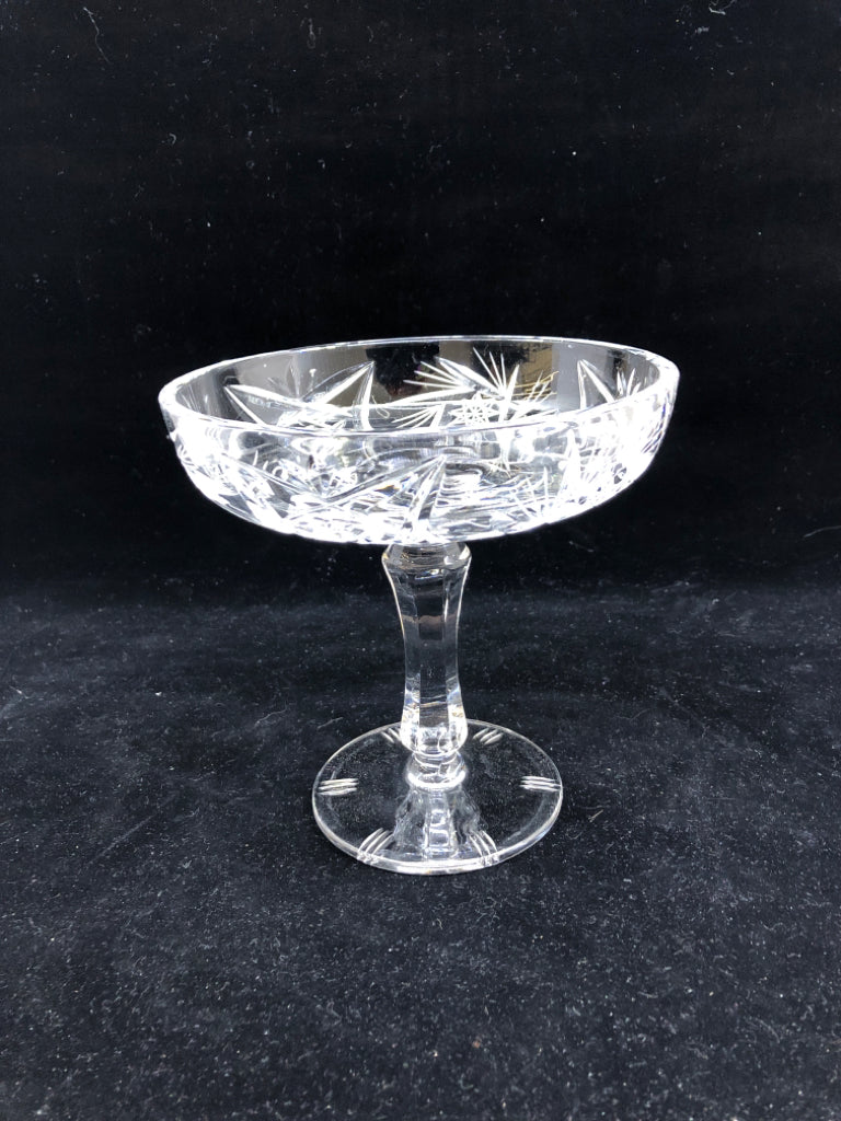 SHALLOW CRYSTAL FOOTED BOWL W/ STAR PATTERN.