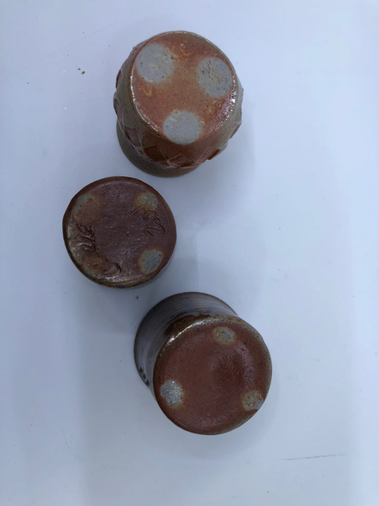 3 MINI ASSORTED POTTERY PLANTERS.