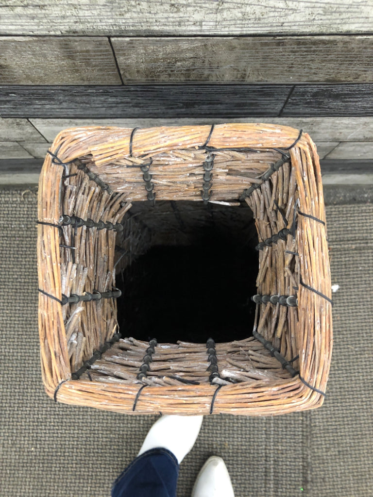 WOVEN UMBRELLA/ FLOOR BASKET.
