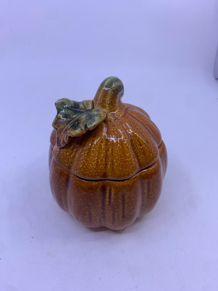 CERAMIC ORANGE TEXTURED PUMPKIN CONTAINER.